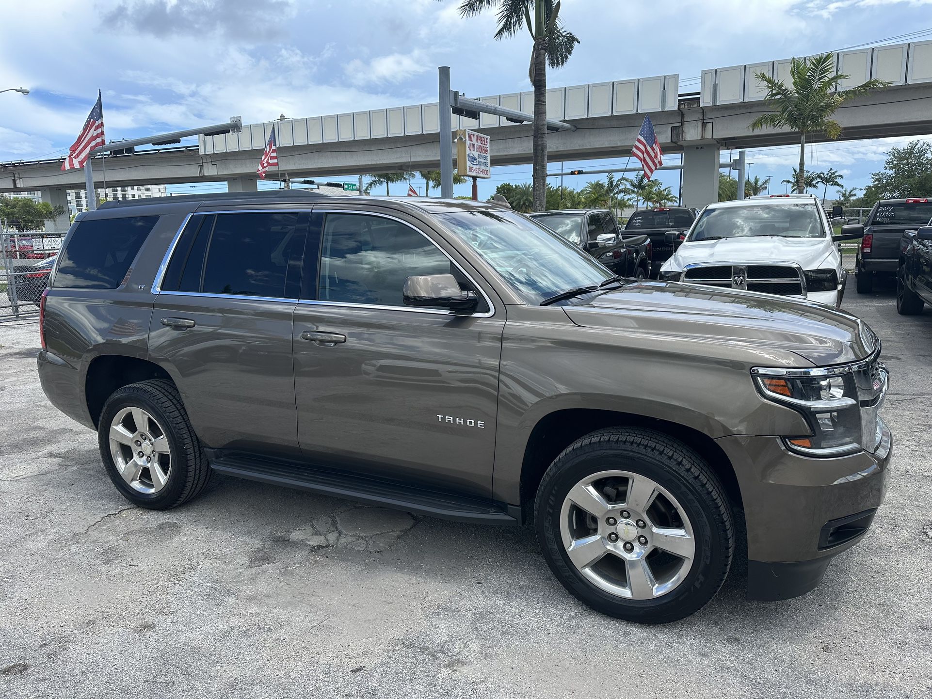 used 2016 CHEVROLET TAHOE - front view 2